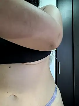 Snapshot of Yuli_Mars chatting on October 2025 10:28:02 PM Yuli Mars online show from October 2025 10:28:02 PM