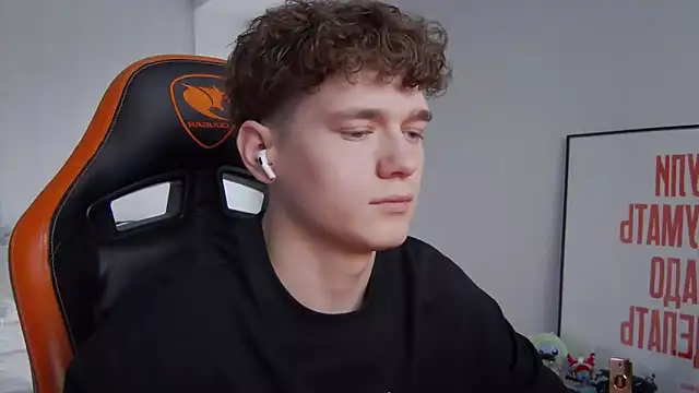 Snapshot of DanyDavis chatting on November 2025 10:58:01 AM DanyDavis online show from November 2025 10:58:01 AM