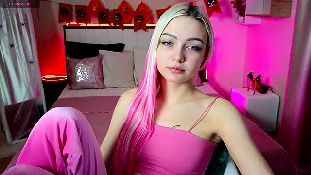 LinaLirian online show from November 2025 01:44:02 PM