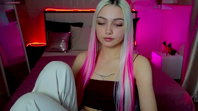 LinaLirian online show from November 2025 01:33:01 PM