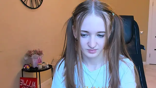 KateKayer online show from October 2025 09:43:01 AM