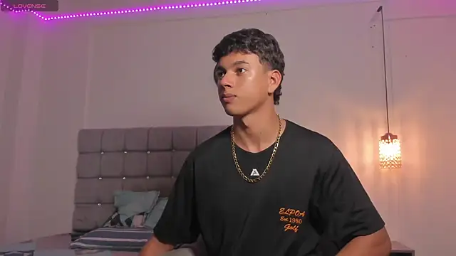 Snapshot of Santy_Stump chatting on November 2025 09:28:01 PM Santy Stump online show from November 2025 09:28:01 PM