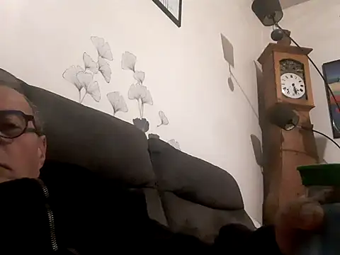 Snapshot of Vince072 chatting on October 2025 03:47:02 AM Vince072 online show from October 2025 03:47:02 AM