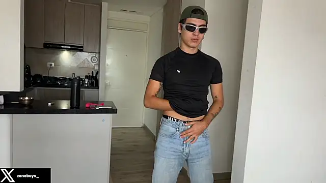 Snapshot of zoneboys chatting on December 2025 06:58:01 PM zoneboys online show from December 2025 06:58:01 PM