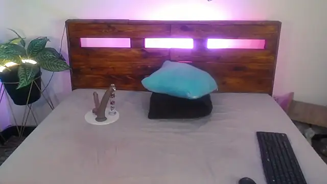 Yeseniaa25  online show from October 2025 12:56:02 PM