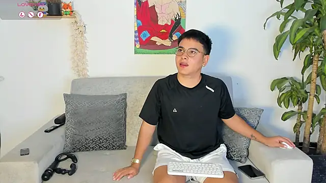 Snapshot of Young_Ben chatting on October 2025 12:30:02 AM Young Ben online show from October 2025 12:30:02 AM