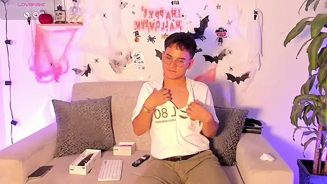 Snapshot of Young_Ben chatting on October 2025 01:03:01 AM Young Ben online show from October 2025 01:03:01 AM