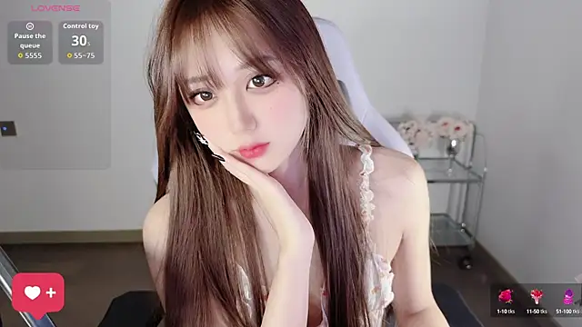 Snapshot of OwQoll chatting on October 2025 09:37:01 PM OwQoll online show from October 2025 09:37:01 PM