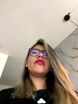 Snapshot of sara_calderon chatting on September 2025 01:22:01 PM sara calderon online show from September 2025 01:22:01 PM