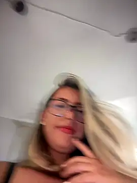 Snapshot of sara_calderon chatting on September 2025 01:22:01 PM sara calderon online show from September 2025 01:22:01 PM