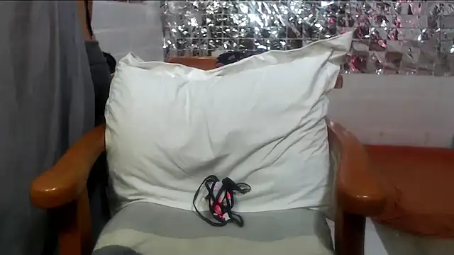 Snapshot of rose-crystal chatting on November 2025 09:28:01 PM rose-crystal online show from November 2025 09:28:01 PM