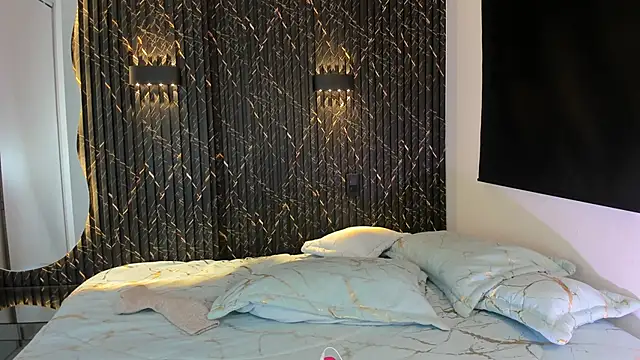 Snapshot of ZOETTAYLOR chatting on November 2025 08:31:01 PM ZOETTAYLOR online show from November 2025 08:31:01 PM