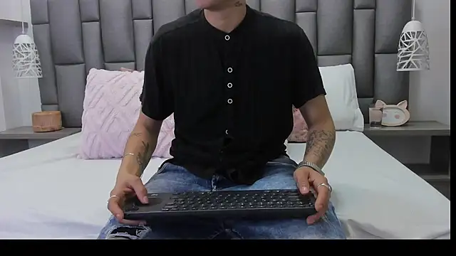 ZoeKrug online show from March 2026 12:44:01 PM