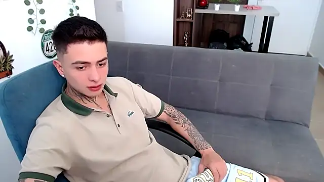 Snapshot of santii_ss chatting on March 2026 02:43:01 PM santii ss online show from March 2026 02:43:01 PM