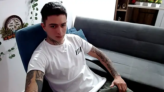 Snapshot of santii_ss chatting on March 2026 04:51:01 PM santii ss online show from March 2026 04:51:01 PM