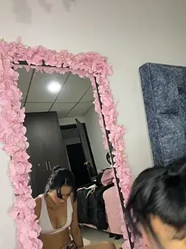 Snapshot of ElisaPeters chatting on October 2025 11:43:01 PM ElisaPeters online show from October 2025 11:43:01 PM