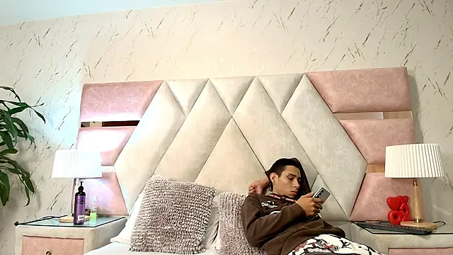 Zoelucas online show from March 2026 11:48:02 AM