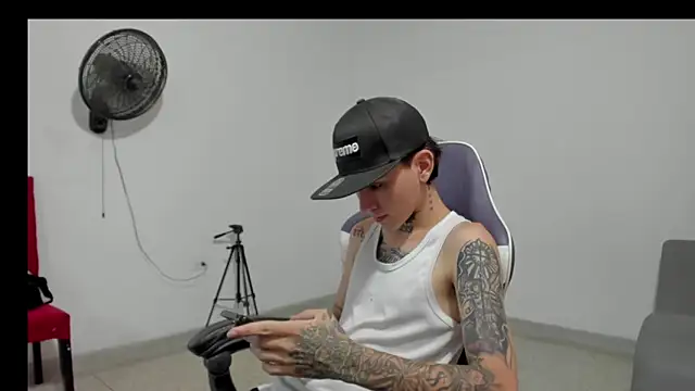Snapshot of StraightBoy_Nick chatting on May 2026 05:37:02 AM StraightBoy Nick online show from May 2026 05:37:02 AM