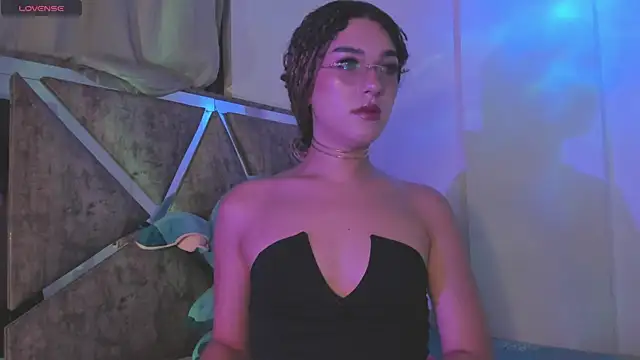 Snapshot of MarilynDupont chatting on November 2025 03:07:01 AM MarilynDupont online show from November 2025 03:07:01 AM