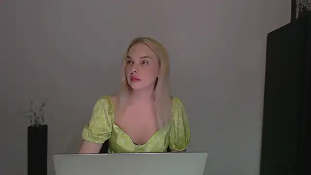 Snapshot of Lia_noo_regrets chatting on April 2026 04:43:02 PM Lia noo regrets online show from April 2026 04:43:02 PM