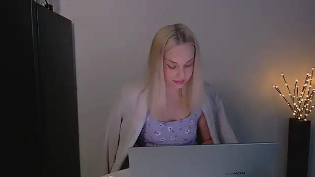 Snapshot of Lia_noo_regrets chatting on May 2026 05:07:02 PM Lia noo regrets online show from May 2026 05:07:02 PM