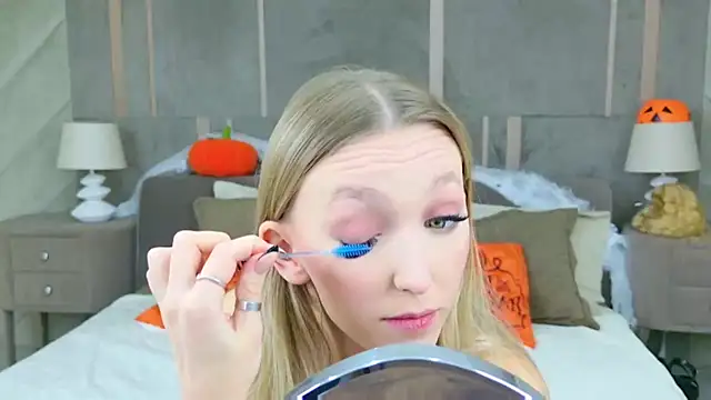 Snapshot of KellyBradford chatting on November 2025 06:01:01 AM KellyBradford online show from November 2025 06:01:01 AM