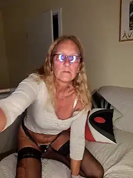 Snapshot of HotWifeLyn68 chatting on September 2025 07:51:02 PM HotWifeLyn68 online show from September 2025 07:51:02 PM