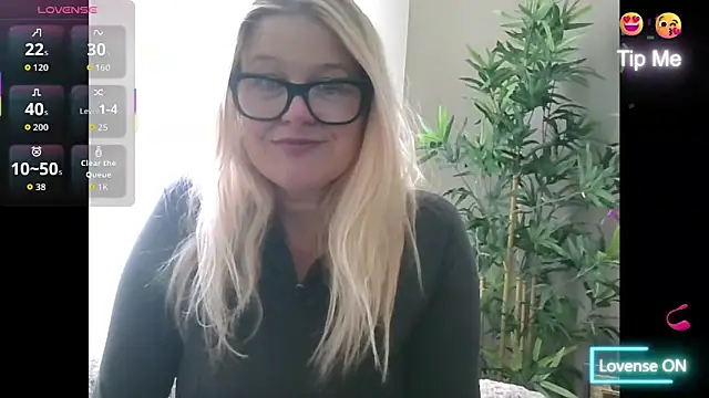 SuzieSub online show from October 2025 10:48:01 AM