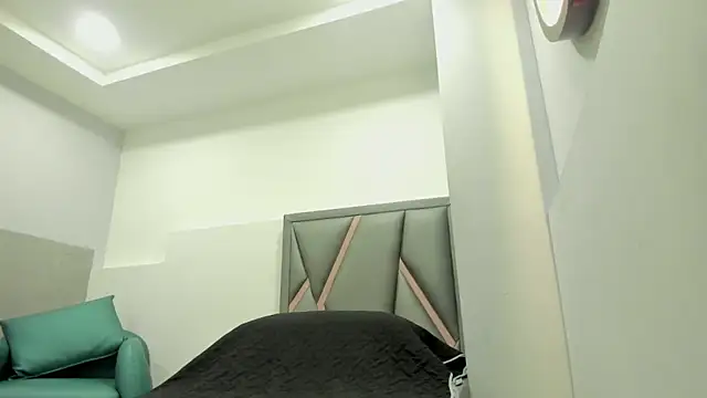 klariz09 online show from September 2025 01:00:02 PM