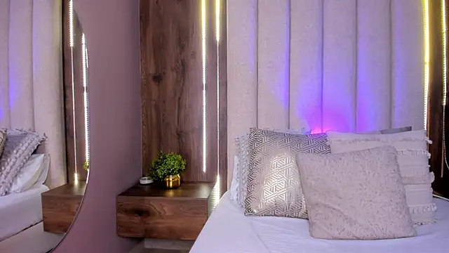 Snapshot of LucySalvatore_ chatting on October 2025 02:34:01 PM LucySalvatore online show from October 2025 02:34:01 PM