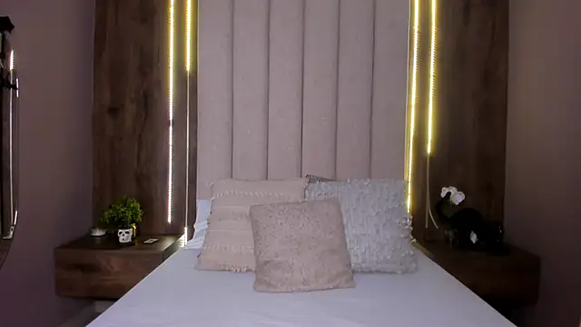 Snapshot of LucySalvatore_ chatting on October 2025 03:54:01 PM LucySalvatore online show from October 2025 03:54:01 PM