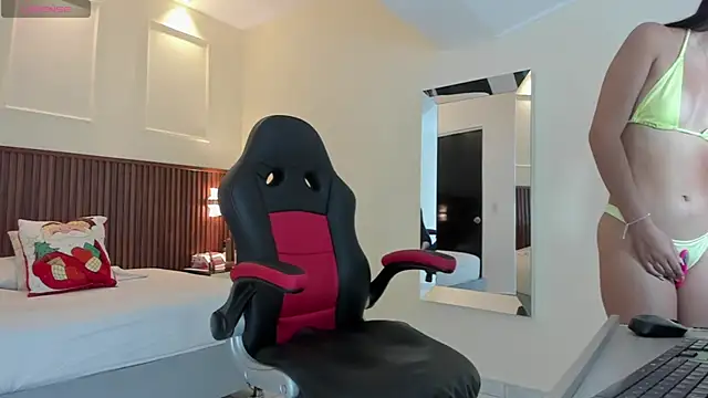 AURORAMARTIN2 online show from December 2025 12:47:02 PM