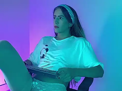 everly monroe online show from October 2025 05:37:02 PM