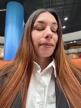 Amelie Crosby online show from June 2026 02:43:01 PM