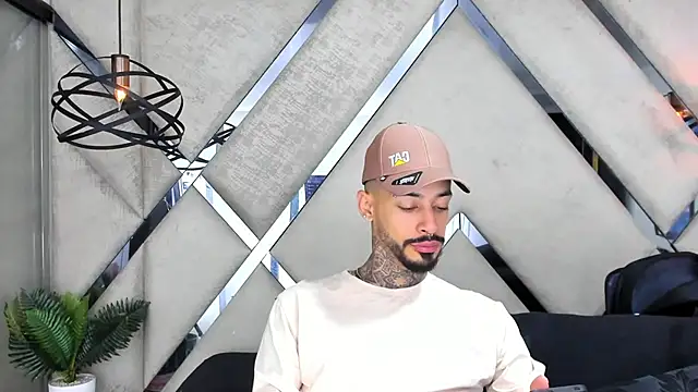 Snapshot of VinzenzRizzo chatting on October 2025 04:13:01 AM VinzenzRizzo online show from October 2025 04:13:01 AM