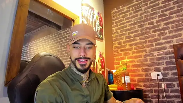 Snapshot of VinzenzRizzo chatting on October 2025 05:59:01 AM VinzenzRizzo online show from October 2025 05:59:01 AM