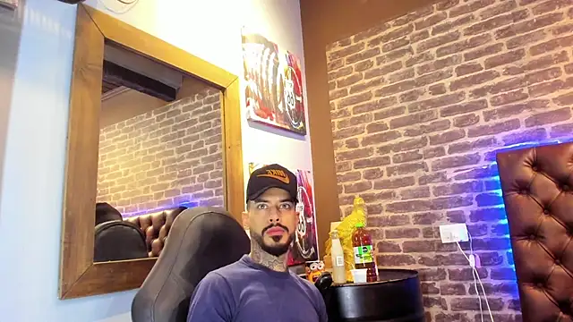 Snapshot of VinzenzRizzo chatting on October 2025 03:32:01 AM VinzenzRizzo online show from October 2025 03:32:01 AM