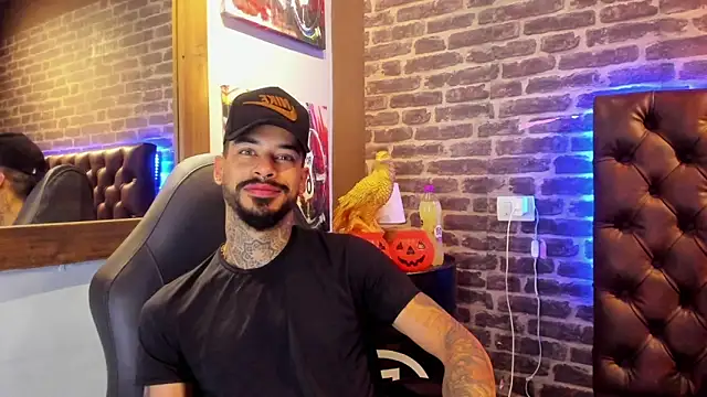 Snapshot of VinzenzRizzo chatting on October 2025 04:30:02 PM VinzenzRizzo online show from October 2025 04:30:02 PM