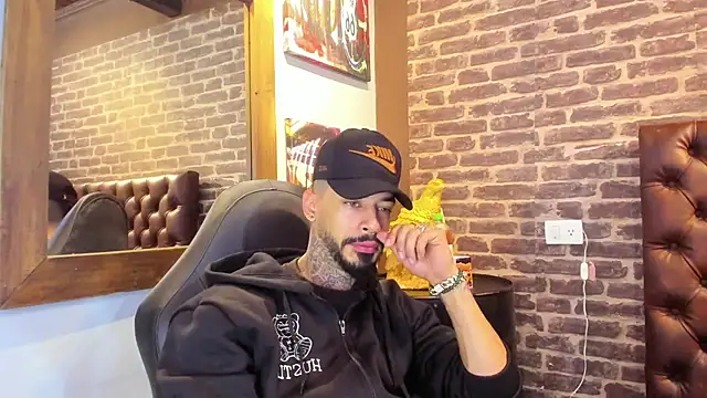 Snapshot of VinzenzRizzo chatting on November 2025 04:34:01 AM VinzenzRizzo online show from November 2025 04:34:01 AM