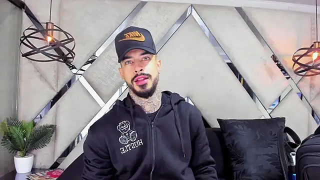 Snapshot of VinzenzRizzo chatting on November 2025 04:24:02 AM VinzenzRizzo online show from November 2025 04:24:02 AM