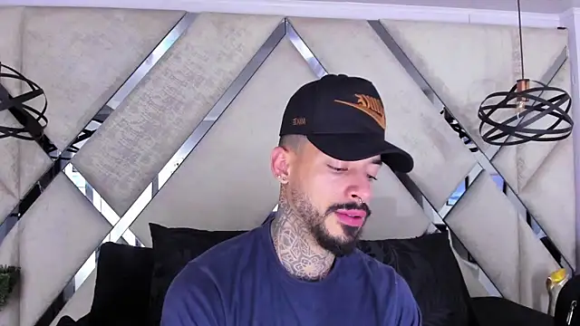 Snapshot of VinzenzRizzo chatting on November 2025 04:01:02 AM VinzenzRizzo online show from November 2025 04:01:02 AM