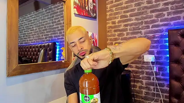 VinzenzRizzo online show from December 2025 04:17:01 AM