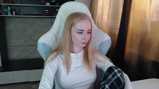 Snapshot of Cutti_Crystal chatting on March 2026 11:26:02 AM Cutti Crystal online show from March 2026 11:26:02 AM