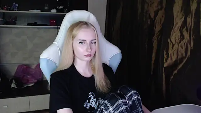 Snapshot of Cutti_Crystal chatting on March 2026 08:14:01 PM Cutti Crystal online show from March 2026 08:14:01 PM