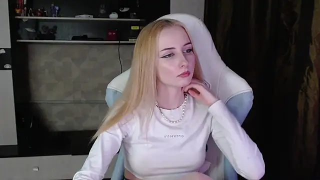 Snapshot of Cutti_Crystal chatting on March 2026 08:35:02 PM Cutti Crystal online show from March 2026 08:35:02 PM