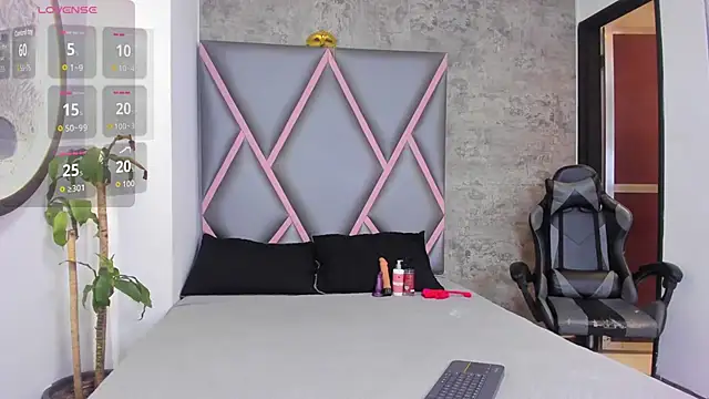 Snapshot of Quee_Sophine chatting on December 2025 07:30:02 PM Quee Sophine online show from December 2025 07:30:02 PM