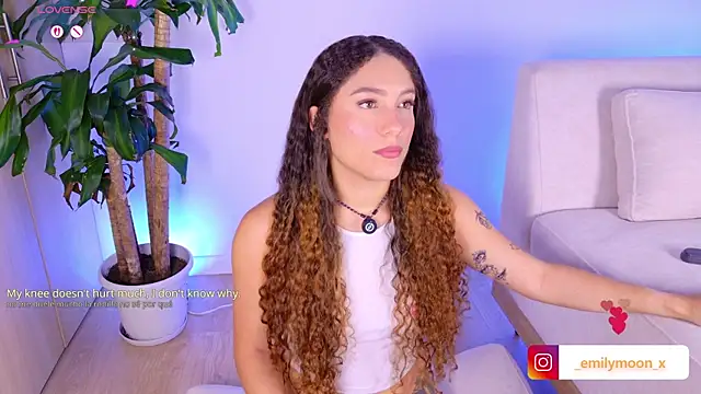 Snapshot of onlyemily_ chatting on June 2026 01:10:02 AM onlyemily online show from June 2026 01:10:02 AM