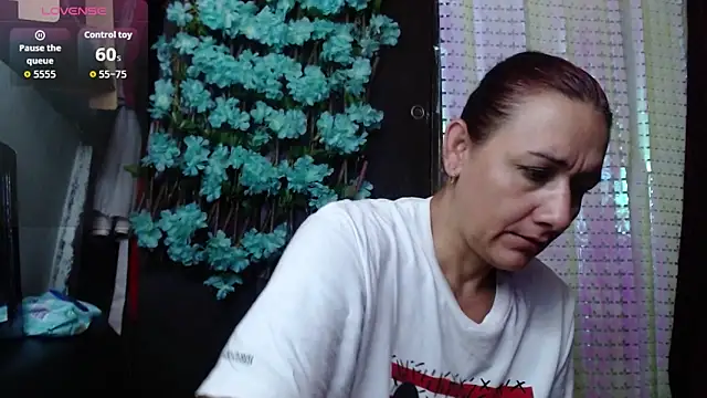 Snapshot of darling_hott chatting on October 2025 11:05:02 AM darling hott online show from October 2025 11:05:02 AM