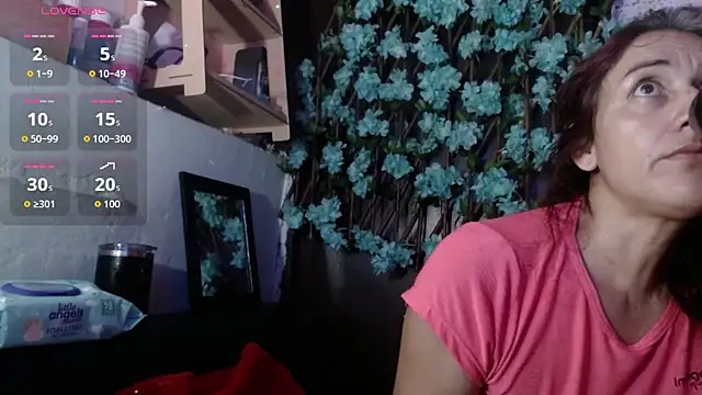 Snapshot of darling_hott chatting on October 2025 11:44:01 AM darling hott online show from October 2025 11:44:01 AM