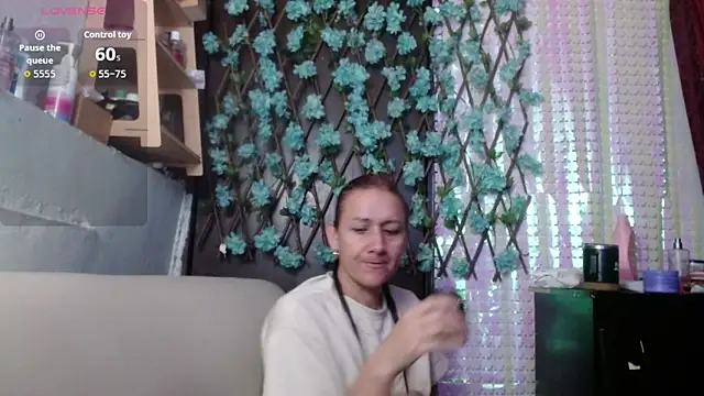 Snapshot of darling_hott chatting on February 2026 10:11:02 AM darling hott online show from February 2026 10:11:02 AM